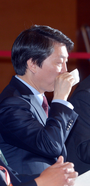 안철수(정치인/국회의원)
4·24재보궐선거에서 당선된 무소속 안철수 의원이 최근 첫 세비(국회의원이 매달 지급받는 수당 및 활동비)로 1270만원을 받았다.