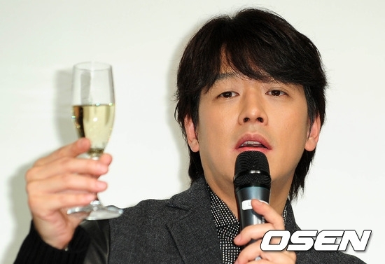 류시원(탤런트/가수)
이혼소송 중인 배우 류시원이 부인 몰래 위치 추적을 하고 부인을 폭행한 혐의로 불구속 기소됐다.