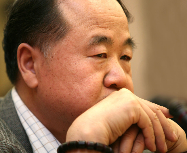 모옌(MoYan/소설가)
베이징=박영서 특파원] 중국 국적으로 최초로 노벨문학상을 받은 모옌(莫言)이 상금의 절반을 털어 베이징 외곽의 아파트 단지에 ‘큰 집’을 샀다. 보다 넓은 집에서 살겠다는 ‘꿈’이 이뤄진 것이다. 그러나 모옌은 새 집을 샀다는 보도를 부인했다고 난징(南京)의 진링완바오(金陵晩報)가 최근 전했다.