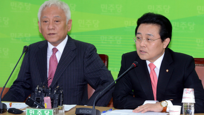 민주당은 김한길 대표 주재로 22일 영등포 중앙당사에서 최고위원회의를 열어 미디어홍보특위, 진주의료원 특위 구성 등을 논의하고 있다. 박현구 기자phko@heraldcorp.com 사진은 전병헌  원내대표와 조경태 최고위원.박현구 기자phko@heraldcorp.com