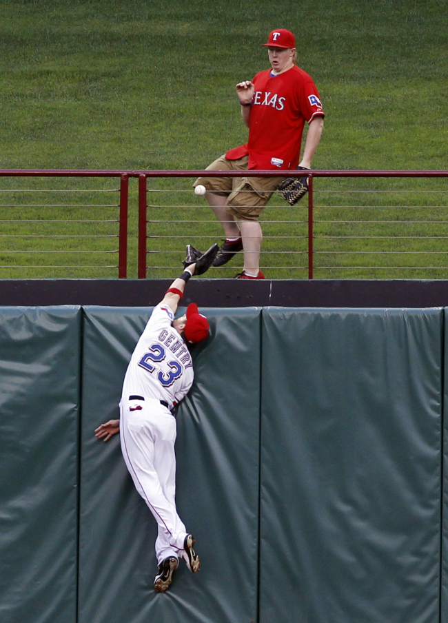 Texas Rangers center fielder Craig Gentry cannot catch a home run ball hit by Oakland Athletics’ Yoenis Cespedes during the fourth inning of a baseball game in Arlington, Texas, Tuesday.    AP-Yonhap News