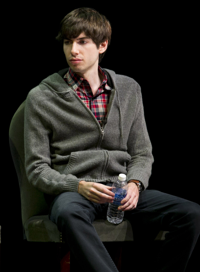 데이비드카프(DavidKarp/기업인/텀블러최고경영자CEO)
But now we’ve got David Karp, who doesn’t even have a high school diploma. Karp, 26, founded Tumblr, the online blogging forum, and sold it to Yahoo for $1.1 billion. U.S. high school students are roughly between the ages of 14 and 18. Which raises the question: When is it OK for a wunderkind to drop out of school?