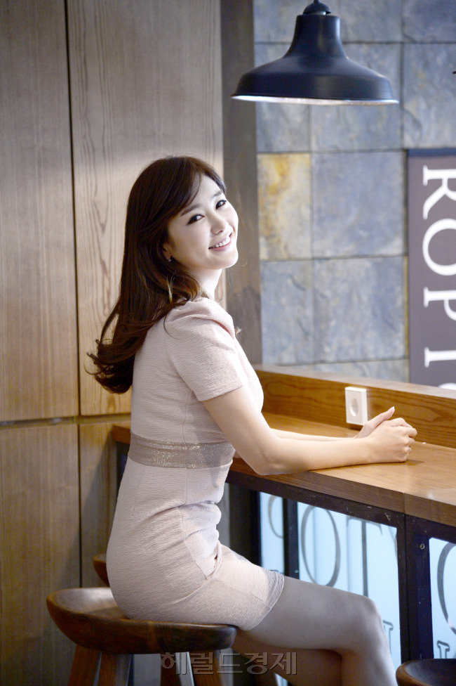 공서영(아나운서/전가수)
야구를 만난 뒤 인생이 달라졌다. 자신감이 부족했지만, 이를 넘어 ‘9회말 2아웃 대역전’의 희망도 꿈꿔보게 됐다. 아직은 ‘끝나도 끝난게 아니’라는 생각을 갖게 해준 것도 ‘야구’였다. 스물아홉에 ‘금녀의 집’에 들어선 공서영 아나운서의 이야기다.