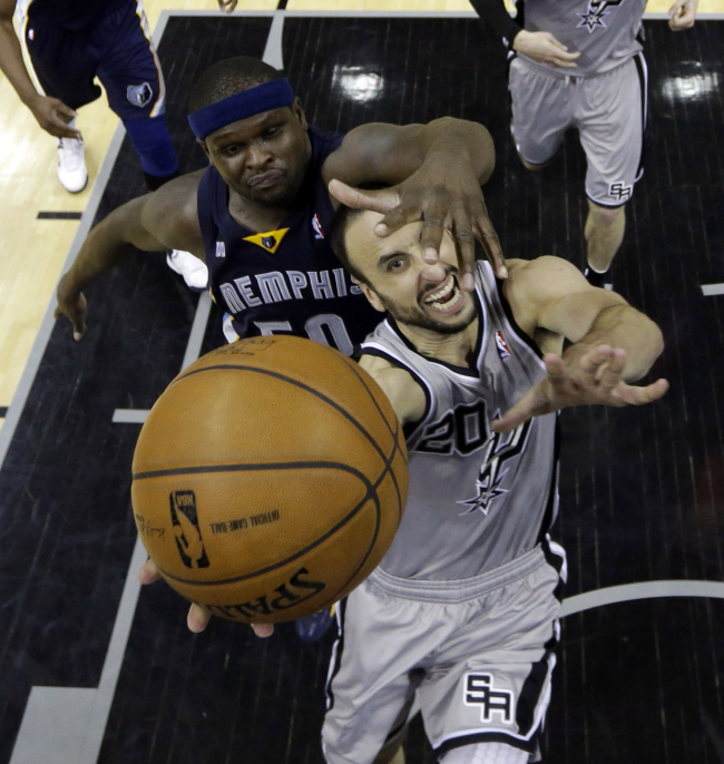 San Antonio Spurs’ Manu Ginobili is defended by Memphis Grizzlies’ Zach Randolph, as he drives to the basket during the second half in Game 2 of the Western Conference Finals NBA basketball playoff series in San Antonio on Tuesday.   AP-Yonhap News