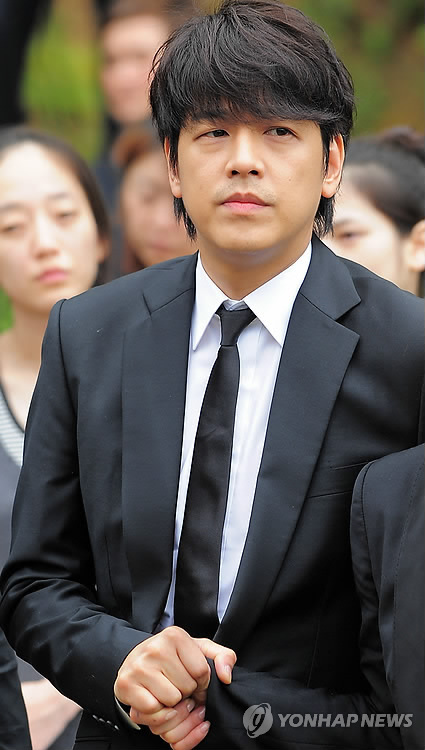 류시원(탤런트/가수)
South Korean actor-singer Ryu Si-won has been indicted on charges of secretly planting a GPS tracking device on his estranged wife’s car, prosecutors said Wednesday.