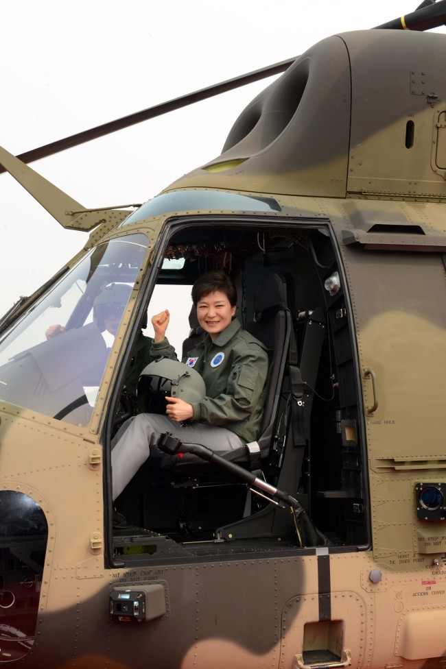 President Park Geun-hye boards Korea’s first indigenous utility helicopter Surion at Army Aviation School in South Chungcheong Province Wednesday. (Related story on Page 3)
Chung Hee-cho/The Korea Herald