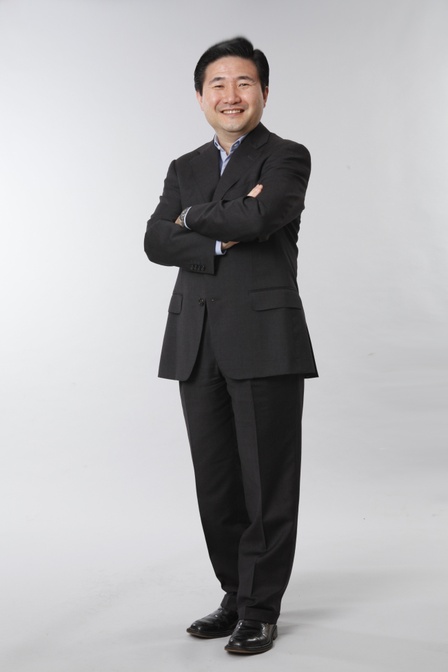 최승한(삼성카드마케팅실실장전무)
삼성카드 임직원은 이달 초 사내에서 작은 파티를 열었다. ‘삼성 숫자카드’가 출시 1년 6개월 만에 200만장 발급을 돌파한 것을 축하하는 자리였다. 가맹점 수수료 체계 개편 등으로 카드 업황이 어려움을 겪는 상황에서 이례적인 성공작이라 기쁨은 더 컸다. 삼성카드는 복잡해지는 카드 상품을 버리고 ‘실용적이고 쓰기 쉬운 카드’에 초점을 맞췄다.