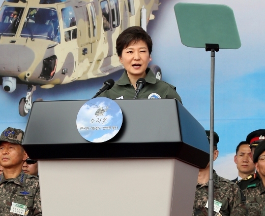 박근혜(대통령)
박근혜 대통령이 22일 충남 논산시 육군항공학교에서 열린 한국형 기동헬기 수리온 전력화 기념행사에 참석, 축사를 하고 있다. (연합뉴스)