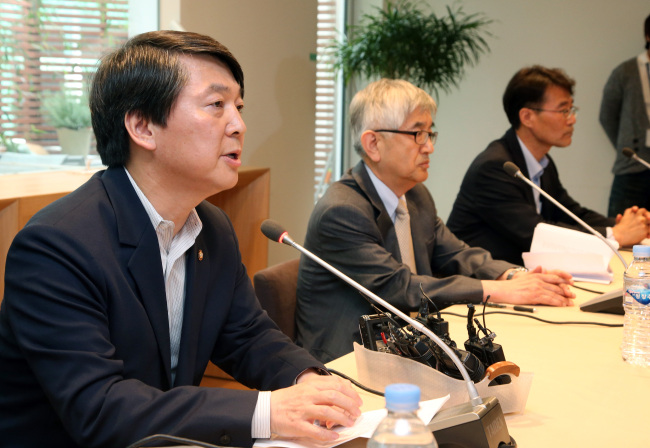 안철수(정치인/국회의원)
Ahn Cheol-soo (left) holds a news conference along with professors Choi Jang-jip (center) and Jang Ha-sung on Wednesday.   Yonhap News