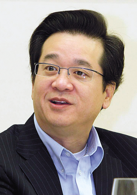 이재현(기업인/CJ그룹대표이사회장/CJ제일제당대표이사)
CJ Group chairman Lee Jay-hyun and his siblings are at the heart of the prosecution’s ongoing investigation into slush fund allegations against the food and entertainment conglomerate.