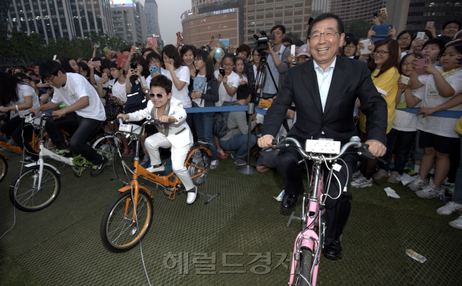 매월 22일'행복한 불끄기 1시간' 22일 오후 서울 시청앞 광장에서 연중 에너지절약을 위한 '행복한 불끄기' 캠페인이 열리는 가운데 박원순 시장과 시민들이 자전거 패달을 돌려 전기를 만들고 있다./안훈기자 rosedale@ 2013.05.22
매월 22일'행복한 불끄기 1시간' 22일 오후 서울 시청앞 광장에서 연중 에너지절약을 위한 '행복한 불끄기' 캠페인이 열리는 가운데 박원순 시장과 시민들이 자전거 패달을 돌려 전기를 만들고 있다./안훈기자 rosedale@ 2013.05.22
매월 22일'행복한 불끄기 1시간' 22일 오후 서울 시청앞 광장에서 연중 에너지절약을 위한 '행복한 불끄기' 캠페인이 열리는 가운데 박원순 시장과 시민들이 자전거 패달을 돌려 전기를 만들고 있다./안훈기자 rosedale@ 2013.05.22