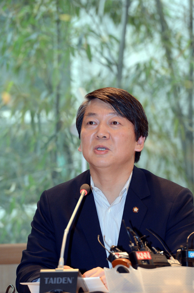 22일 오후 서울 서교동 창비카페에서 안철수 의원이 최장집 교수, 장하준 교수와 정치연구소 '내일' 개소를 설명하는 기자회견을 열고 있다./안훈기자 rosedale@ 2013.05.22