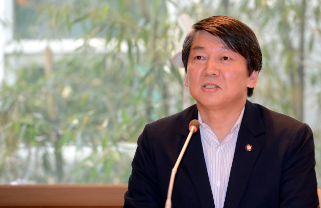 22일 오후 서울 서교동 창비카페에서 안철수 의원이 최장집 교수, 장하준 교수와 정치연구소 '내일' 개소를 설명하는 기자회견을 열고 있다./안훈기자 rosedale@ 2013.05.22