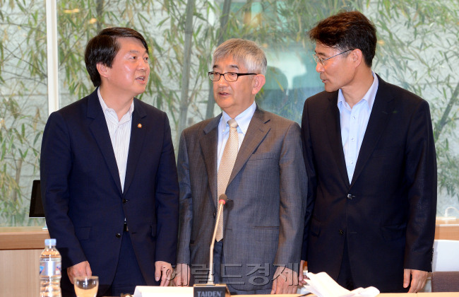 22일 오후 서울 서교동 창비카페에서 안철수 의원이 최장집 교수, 장하준 교수와 정치연구소 '내일' 개소를 설명하는 기자회견을 열고 있다./안훈기자 rosedale@ 2013.05.22
안철수 의원이 22일 서울 마포에서 정책네트워크 ‘내일’ 출범 기자회견 후 사진 촬영에 응하고 있다. 왼쪽부터 안 의원, 최장집 내일 이사장, 장하성 내일 소장.  안훈 기자/rosedale@