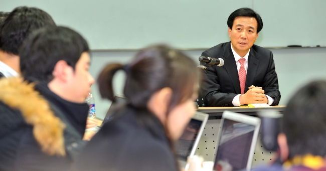 박병엽(기업인/교수/팬택대표이사부회장/금호타이어사외이사/고려대학교겸임교수)
지난 3월 28일 팬택 김포공장에서 열렸던 주주총회 현장에서 주주들은 박병엽 부회장의 마지막 한 마디에 그제서야 고개를 끄덕였다. 보통주 4주를 1주로 병합하는 무상감자가 실시되면 주식수 감소로 주주들은 당장 손해를 보게 되고, 재무상태가 막다른 골목까지 이른 팬택을 위해서는 투자 유치가 시급한 상황이었다. 이날 주총은 팬택이 마지막 기회를 달라고 주주들에게 ‘읍소’하는 자리였다.
