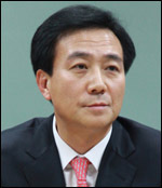 박병엽(기업인/교수/팬택대표이사부회장/금호타이어사외이사/고려대학교겸임교수)
지난 3월 28일 팬택 김포공장에서 열렸던 주주총회 현장에서 주주들은 박병엽 부회장의 마지막 한 마디에 그제서야 고개를 끄덕였다. 보통주 4주를 1주로 병합하는 무상감자가 실시되면 주식수 감소로 주주들은 당장 손해를 보게 되고, 재무상태가 막다른 골목까지 이른 팬택을 위해서는 투자 유치가 시급한 상황이었다. 이날 주총은 팬택이 마지막 기회를 달라고 주주들에게 ‘읍소’하는 자리였다.