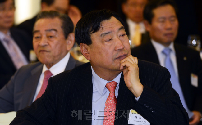 지난 22일 STX중공업과 STX건설 회장직에서 사의를 표명한 이희범 한국경영자총협회 회장이 23일 오전 서울 중구 웨스틴조선호텔에서 열린 경총포럼에 참석해 현오석  경제부총리 겸 기획재정부장관의 '최근 경제동향과 경제정책방향' 강연을 굳은 표정으로 경청하고 있다. 박해묵 기자/mook@heraldcorp.com
지난 22일 STX중공업과 STX건설 회장직에서 사의를 표명한 이희범 한국경영자총협회 회장이 23일 오전 서울 중구 웨스틴조선호텔에서 열린 경총포럼에 참석해 현오석  경제부총리 겸 기획재정부장관의 '최근 경제동향과 경제정책방향' 강연을 굳은 표정으로 경청하고 있다. 박해묵 기자/mook@heraldcorp.com