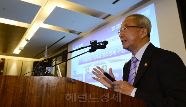 현오석 경제부총리가 23일 서울 소공동 조선호텔에서 열린 경총포럼에 참석해 ‘한국경제의 현황과 과제’를 주제로 강연하고 있다. 올해 정부의 경제정책 방향과 지난 3개월간 주요 정책 및 향후 과제에 대해 설명했다. 박해묵 기자/mook@heraldcorp.com