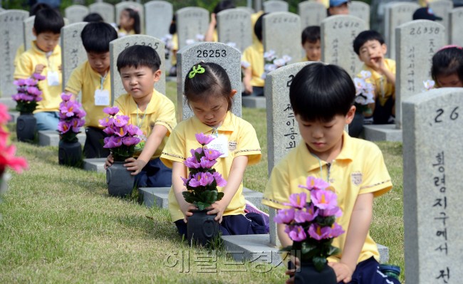 동작구, '한사람 한송이 헌화운동' 23일 오전 서울 동작동 국립서울현충원에서 제58회 현충일을 앞두고 관내 어린이집 원아들이 순국선열들을 위한 헌화와 참배를 하며 호국영령을 기리고 있다. '한사람 한송이 헌화운동'은 동작구가 매년 현충일에 호국영령을 기리고 충효정신을 높이기 위해 지난 2005년도부터 실시해 오고 있는 주민참여 운동이며 이닐 사회단체,어린이집 원아,기업체,구민 등 3000여명이 참석한 가운데 열리고 있다. 헌화대상은 국립서울현충원 내 6.25전쟁과 월남전사자의 무연고 묘소 등 22개 묘역 30,182기이다/안훈기자 rosedale@ 2013.05.23
동작구, '한사람 한송이 헌화운동' 23일 오전 서울 동작동 국립서울현충원에서 제58회 현충일을 앞두고 관내 어린이집 원아들이 순국선열들을 위한 헌화와 참배를 하며 호국영령을 기리고 있다. '한사람 한송이 헌화운동'은 동작구가 매년 현충일에 호국영령을 기리고 충효정신을 높이기 위해 지난 2005년도부터 실시해 오고 있는 주민참여 운동이며 이닐 사회단체,어린이집 원아,기업체,구민 등 3000여명이 참석한 가운데 열리고 있다. 헌화대상은 국립서울현충원 내 6.25전쟁과 월남전사자의 무연고 묘소 등 22개 묘역 30,182기이다/안훈기자 rosedale@ 2013.05.23