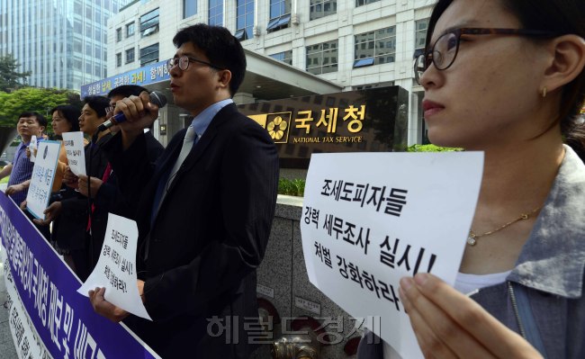23일 오전 국세청 앞에서 참여연대 조세재정개혁센터, 내가 만드는 복지국가, 민주사회를위한변호사모임 민생경제위원회가 조세도피자들인 페이퍼 컴퍼니 설립대상들의 해외탈세 3건을 국세청에 제보하면서 대기업 및 고소득층의 역외탈세에 대한 강력한 세무조사실시와 처벌을 촉구하는 기자회견을 가지고 있다. 박해묵 기자/mook@heraldcorp.com
23일 오전 국세청 앞에서 참여연대 조세재정개혁센터, 내가 만드는 복지국가, 민주사회를위한변호사모임 민생경제위원회가 조세도피자들인 페이퍼 컴퍼니 설립대상들의 해외탈세 3건을 국세청에 제보하면서 대기업 및 고소득층의 역외탈세에 대한 강력한 세무조사실시와 처벌을 촉구하는 기자회견을 가지고 있다.  박해묵 기자/mook@