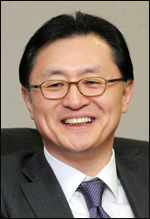 유상호(금융인/한국투자증권대표이사사장)
유상호 한국투자증권 사장이 7년 연속 재연임이 사실상 확정됐다. 이로써 유 사장은 증권업계 최연소 최고경영자(CEO) 기록에 이어, 오너 일가를 제외한 최장수 CEO 타이틀을 갖게 됐다.