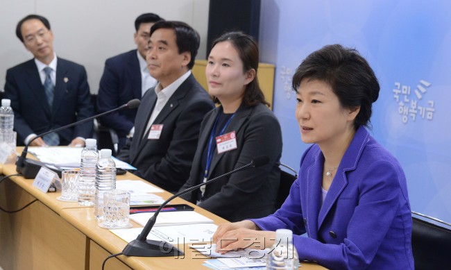 박근혜 대통령이 23일 오전 서울 강남구 역삼동 국민행복기금 본사 지원현장방문해 현장의견을 청취한뒤 모두말씀을 하고 있다. <br />정희조 기자. checho@heraldcorp.com
박근혜 대통령이 23일 오전 서울 강남구 역삼동 국민행복기금 본사 지원현장방문해 현장의견을 청취한뒤 모두말씀을 하고 있다.
정희조 기자. checho@heraldcorp.com