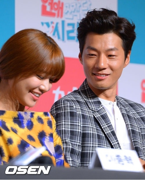 수영(좌부터/최수영/가수/VJ/소녀시대),이천희(영화배우/모델)
소녀시대 멤버 수영이 드라마 제작 발표회에서 한층 여성스러워진 외모로 시선을 끌었다.