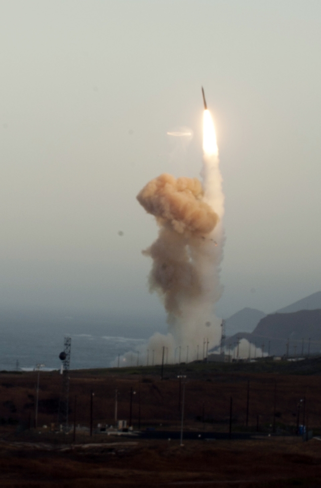 An unarmed Minuteman III intercontinental ballistic missile is launched during an operational test from Launch Facility-4 on Vandenberg Air Force Base, California, Wednesday.   AP-Yonhap News