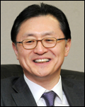 유상호(금융인/한국투자증권대표이사사장)
유상호 한국투자증권 사장이 7년 연속 재연임이 사실상 확정됐다. 이로써 유 사장은 증권업계 최연소 최고경영자(CEO) 기록에 이어, 오너 일가를 제외한 최장수 CEO 타이틀을 갖게 됐다.