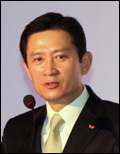 차화엽(기업인/sk종합화학대표이사사장)
23일까지 중국 광저우(廣州)에서 열린 세계 3대 플라스틱ㆍ고무산업 전시회 ‘차이나플라스 2013’은 세계 최대 시장인 중국에서 직접 고객을 상대로 글로벌 비즈니스를 펼칠 수 있는 좋은 기회다. 차화엽<사진> SK종합화학 사장은 이처럼 좋은 자리에 협력업체 관계자들을 데리고 갔다. ‘상생 출장’인 셈이다.