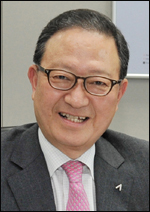윤영두(기업인/아시아나항공사장)
윤영두<사진> 아시아나항공 사장이 23일 인천국제공항 귀빈실에서 황리신(黃莉新) 중국 우시(無錫)시 당서기를 만나 인천~우시 항공노선 개설 등의 문제를 논의했다.