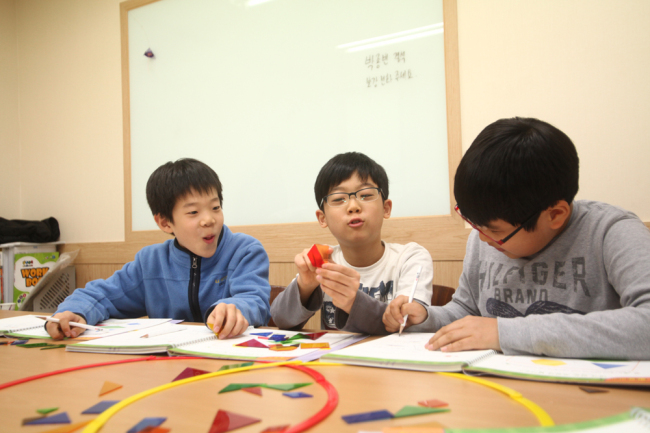 주 5일제 수업을 시행한지 1년이 지난 지금, 학생들은 충분한 여가와 창의적 체험, 휴식을 취할 수 있는 여건이 마련됐지만 영어와 수학 같은 주요 과목에 대한 학습시간이 늘어난 것도 사실이다. 스토리텔링 형식과 융합교육이 도입된 수학 과목의 경우 주말을 이용해 사고력 증진 프로그램 등을 운영하는 곳도 많다. 하지만 많은 학부모들은 늘어난 여가시간 동안 부진한 자녀 공부를 향상 시킬수 있는 방안에 대해 고민하고 있다. 이에 주말을 활용해 자녀의 학습 능력을 향상시키는 방법에 대해 알아봤다.