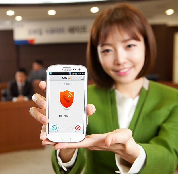 스마트폰이 대중화 되면서 도청도 진화했다. 이제는 전화통화 내용뿐만이 아니라 문자 발신ㆍ수신내용, 저장된 사진 및 파일, GPS를 통한 위치추적까지도 유출의 위험지대에 있다. 스마트폰형 도청의 문제는 첩보 영화에서나 나올 법한 도청을 스마트폰 어플리케이션 하나면 누구나 어렵지 않게 할 수 있다는 점이다.