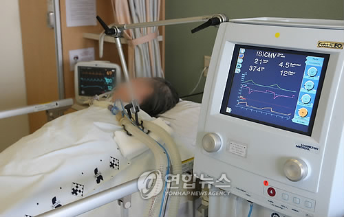 A patient died on Jan. 10, 2010 in Korea’s first “death with dignity” case after her life support was removed in June 2009 following a landmark Supreme Court ruling.   Yonhap News