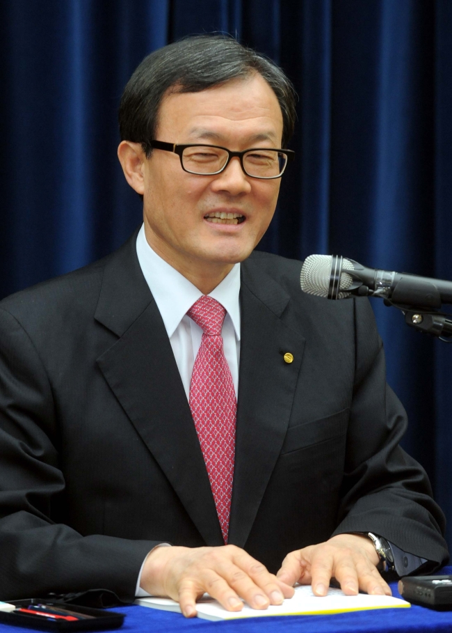 이순우(금융인/우리은행은행장)
The new leadership of Woori Financial Group, which is expected to take the initiative in privatizing the state-funded firm, will take over in the coming weeks.