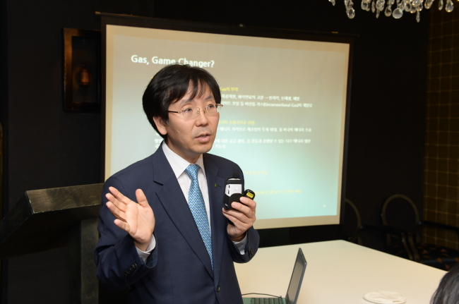 오성진(증권인/현대증권센터장)
하반기 유동상 장세를 보이며 1900~2000에 갇힌 코스피 지수가 계단식 상승흐름을 보일 것입니다. 다만 지수를 보기 보다는 종목으로 보는 것이 바람직할 것입니다.”