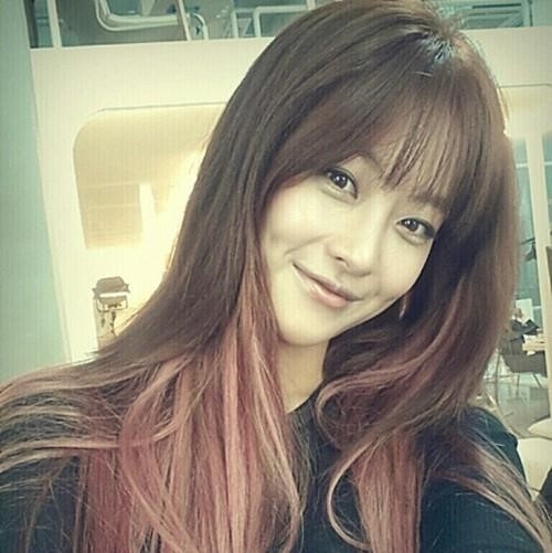오연서(탤런트/영화배우)
오연서는 22일 자신의 미투데이에 “오랜만이에요. 여러분, 짠! 핑크색 머리. 그럼 오늘 하루도 좋은 하루”라는 글과 함께 사진 한 장을 게재했다.