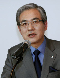 김효준(기업인/BMW코리아대표이사사장/한독상공회의소이사)
BMW Korea chief Kim Hyo-joon, who is also concurrently senior executive of the German carmaker group, will be promoted to senior vice president, company officials said on Wednesday.