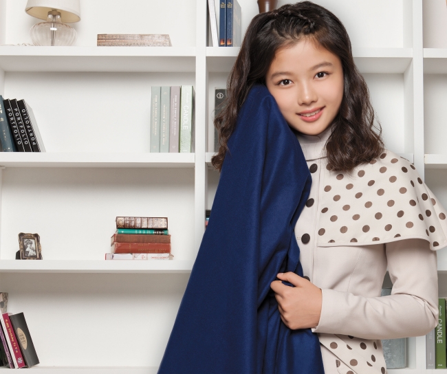 김유정(영화배우/탤런트)
하복 시즌이 왔다. 동복은 여름 내 옷장에 보관되어 있다가 가을에나 나올 터. 동복을 잘만 보관하면 가을에 다시 꺼내 입을 때 새 옷처럼 느낄 수 있다.