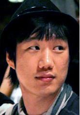 장경영(전축구선수)
장윤정의 전 재산을 탕진한 것으로 알려져 비난의 화살을 받아왔던 동생 장경영 씨가 입을 열었다.