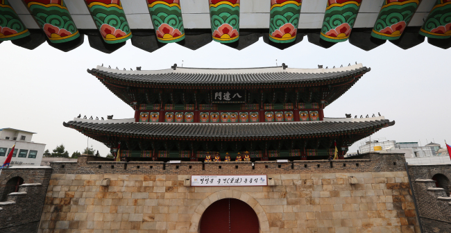 Hwaseong Fortress, one of the venues for the Suwon Hwaseong Fortress Theatre Festival which will be held from Friday through next Tuesday.    Yonhap News