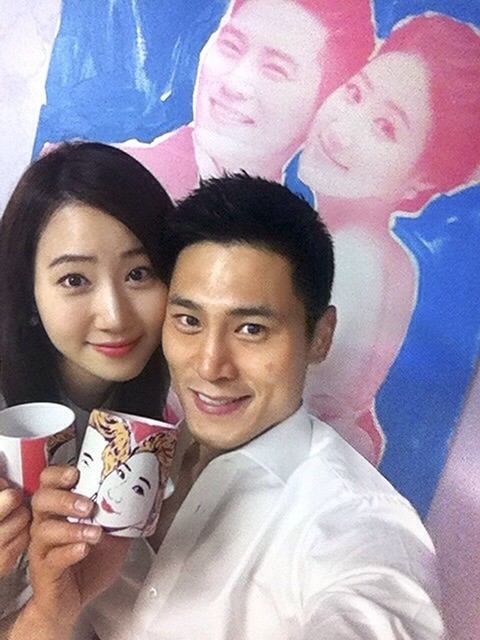 김재우(개그맨/가수)
김재우는 23일 자신의 미투데이에 “며칠 전이 ‘부부의 날’이였다네요. 결혼하고 나니 이런 날도 챙겨주게 되네요. 많은 것을 해줄 수는 없지만 어디를 가든 함께해주는 남편이 되고 싶습니다”는 글과 함께 사진 한 장을 공개했다.