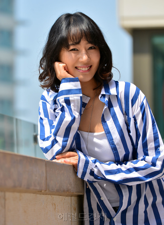 뮤지컬배우 정단영 인터뷰.<br />이상섭 기자. babtong@heraldcorp.com 2013.05.23
뮤지컬배우 정단영 인터뷰.
이상섭 기자. babtong@heraldcorp.com 2013.05.23
뮤지컬배우 정단영 인터뷰.
이상섭 기자. babtong@heraldcorp.com 2013.05.23
“‘브로드웨이 42번가’는 앙상블 없이는 안되는 작품이에요.” 정단영은 자신이 앙상블을 거쳐서인지 주인공을 돋보이게 하는 앙상블의 중요성을 누구보다 잘 이해하고 있다.
사진=이상섭 기자/babtong@
