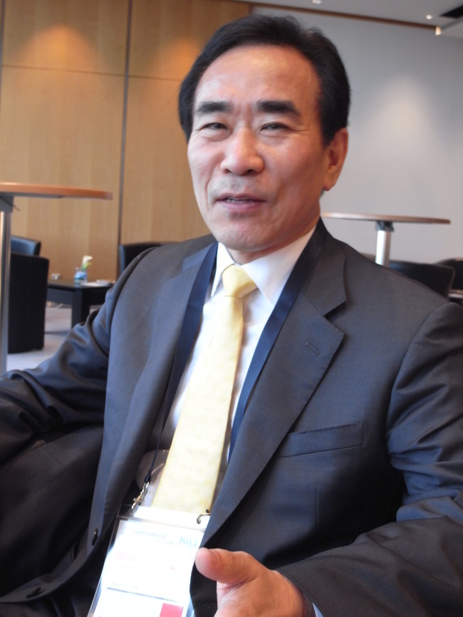 여형구(정무직공무원/국토교통부제2차관)
LEIPZIG, Germany ― Korea’s experience in building and operating its own bullet trains offers a model case for other countries to study, Vice Transport Minister Yeo Hyung-koo said in Germany.