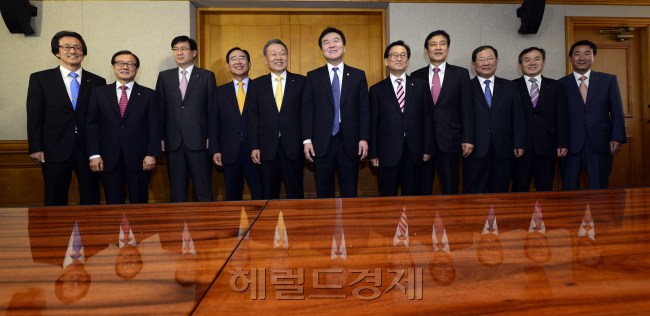 신제윤 금융위원장이 24일 오전 서울 명동 은행회관에서 금융지주회장들과 간담회를 개최하고 감담회에 앞서 환담을 나누고 있다. 박해묵 기자/mook@heraldcorp.com