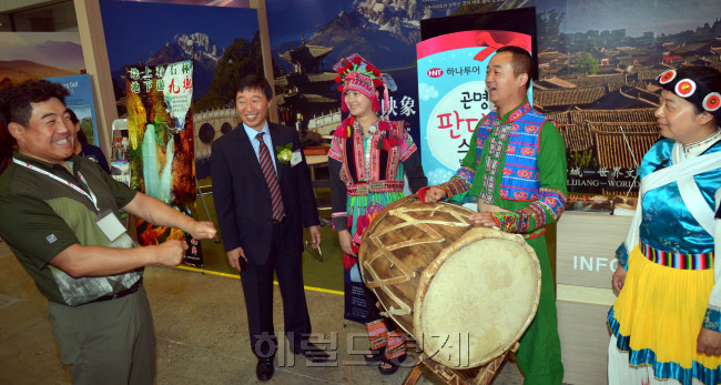 하나투어 여행박람회가 24일 오전 경기도 고양 킨텍스 제2전시장에서 개막돼 중국관에서 곤명 전통부족이 홍보를 하고 있다.<br />김명섭 기자 msiron@heraldcorp.com
하나투어 여행박람회가 24일 오전 경기도 고양 킨텍스 제2전시장에서 개막돼 중국관에서 곤명 전통부족이 홍보를 하고 있다.
김명섭 기자 msiron@heraldcorp.com