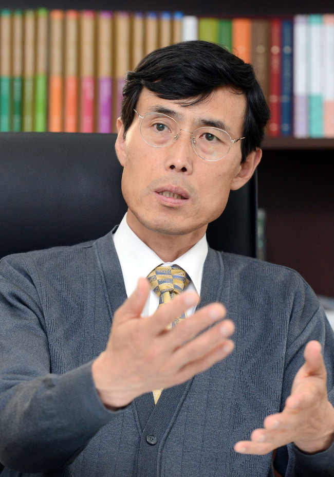 배영수(교수/서울대학교교수)
문학, 철학과 역사와 같은 유서깊은 학문은 최근 대중의 관심을 받는 데 있어 고전하고 있지만 그 미래는 마냥 어둡지만은 않다. 교육 기관과 지역 도서관이 새롭고 야심찬 프로그램으로 인문학을 굳건히 지탱해주기 때문이다.