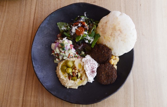 Hummus kitchen salad features hummus, falafels and pita bread. (Park Hae-mook/The Korea Herald)
