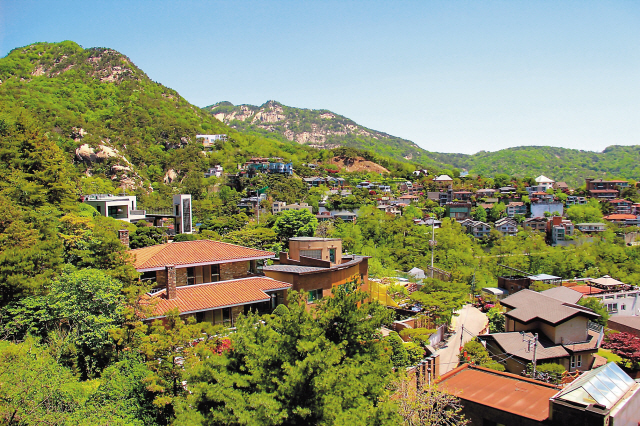 The Pyeongchang-dong neighborhood rooftops on the Pyeongchangmaeul-gil section of the Mount Bukhansan’s Dullegil Trail (Julie Jackson/The Korea Herald)