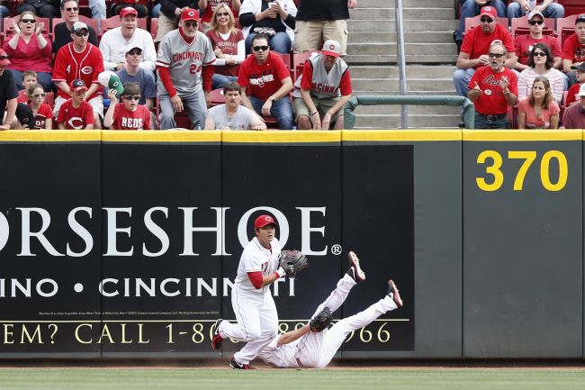 Reds center fielder Choo Shin-soo makes a catch against the Cubs on Saturday. The Korean went 0 for 3 with a walk.   AFP-Yonhap News